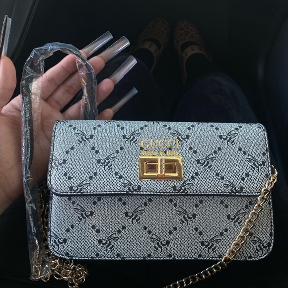 inspired monochrome crossbody bag with gold chain.🐝✨ - Picture 1 of 3